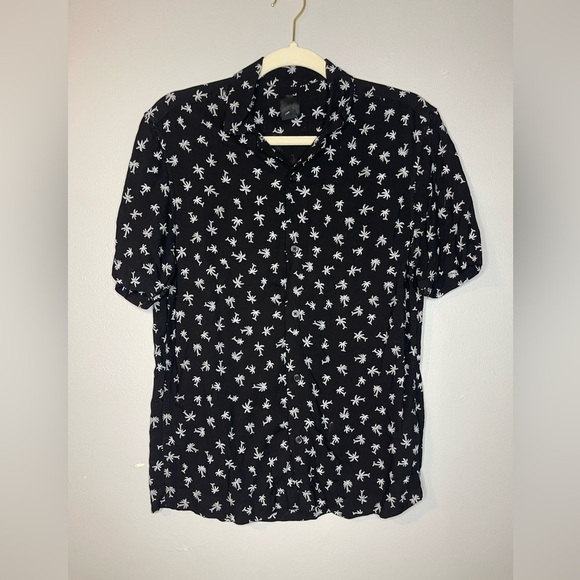 Small black button down H&M short sleeve shirt with palm trees - Picture 1 of 8